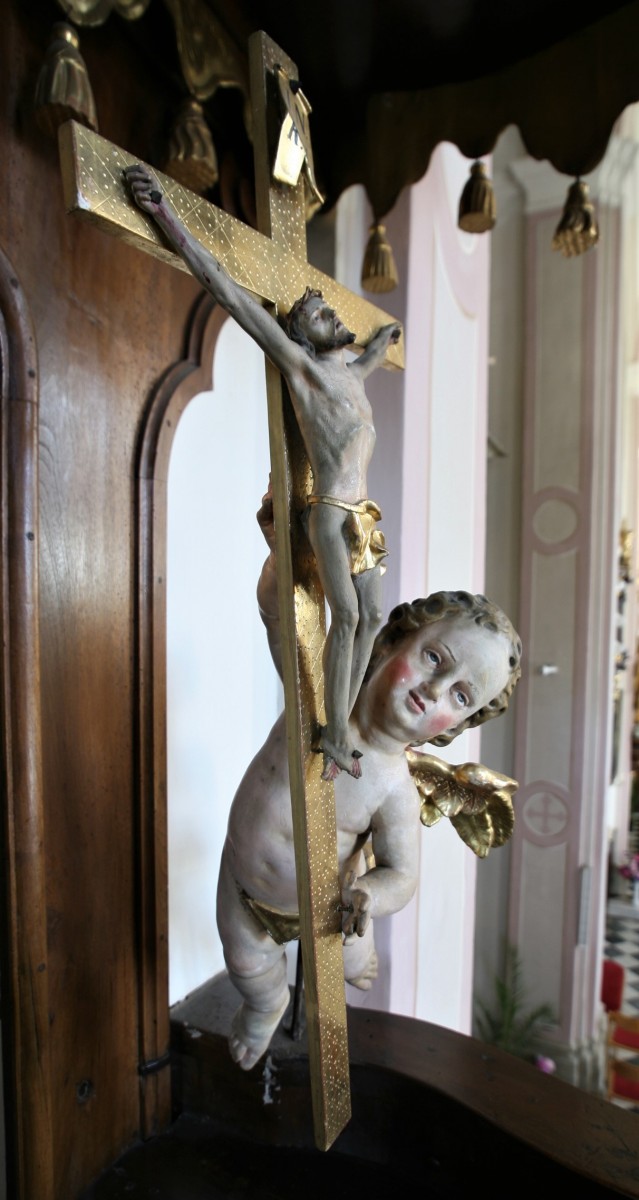 Putto with crucifix (right), pulpit, Maria Lankowitz (photo by Diocesan Museum Graz, Dieter Bacher, 2007)