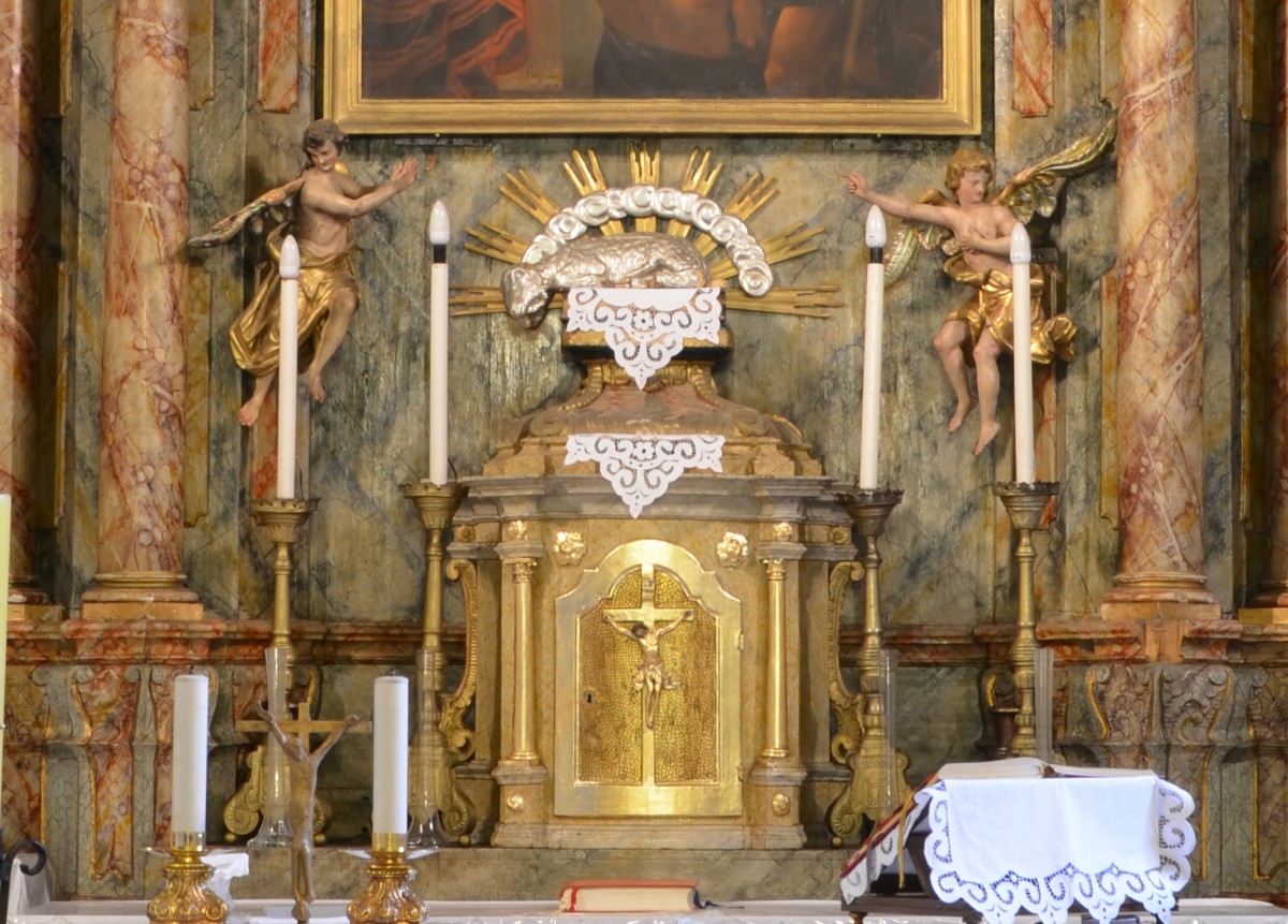 The high altar in Vugrovec, detail with the tabernacle (Croatian Conservation Institute Photo Archive, photo by Nikolina Oštarijaš, 2011)
