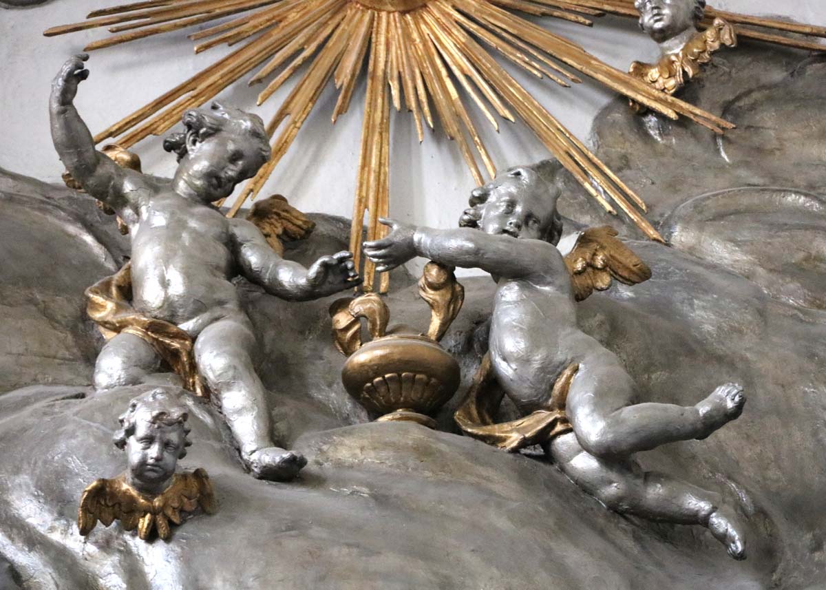 Vienna, St Augustine, putti with censer above the right altar at the triumphal arch (photo by Julia Strobl, 2018)