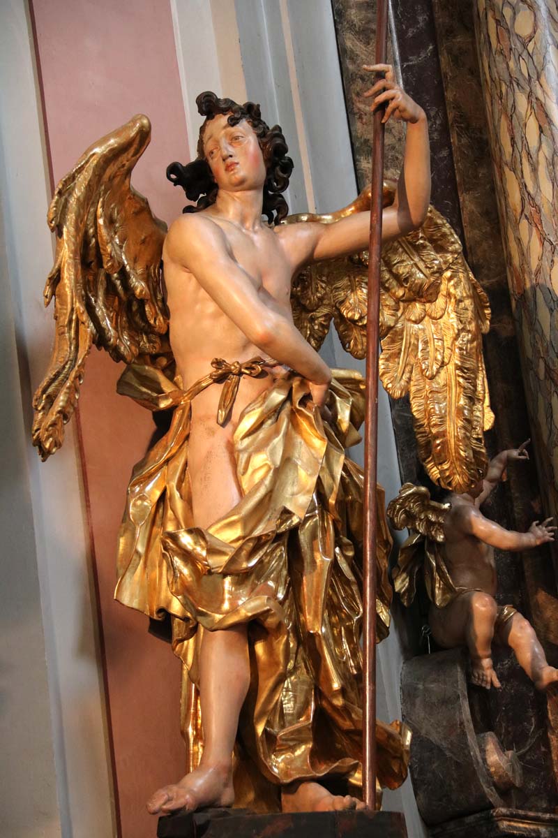 Ehrenhausen, high altar, left angel with the sponge of vinegar (photo by Julia Strobl, 2018)