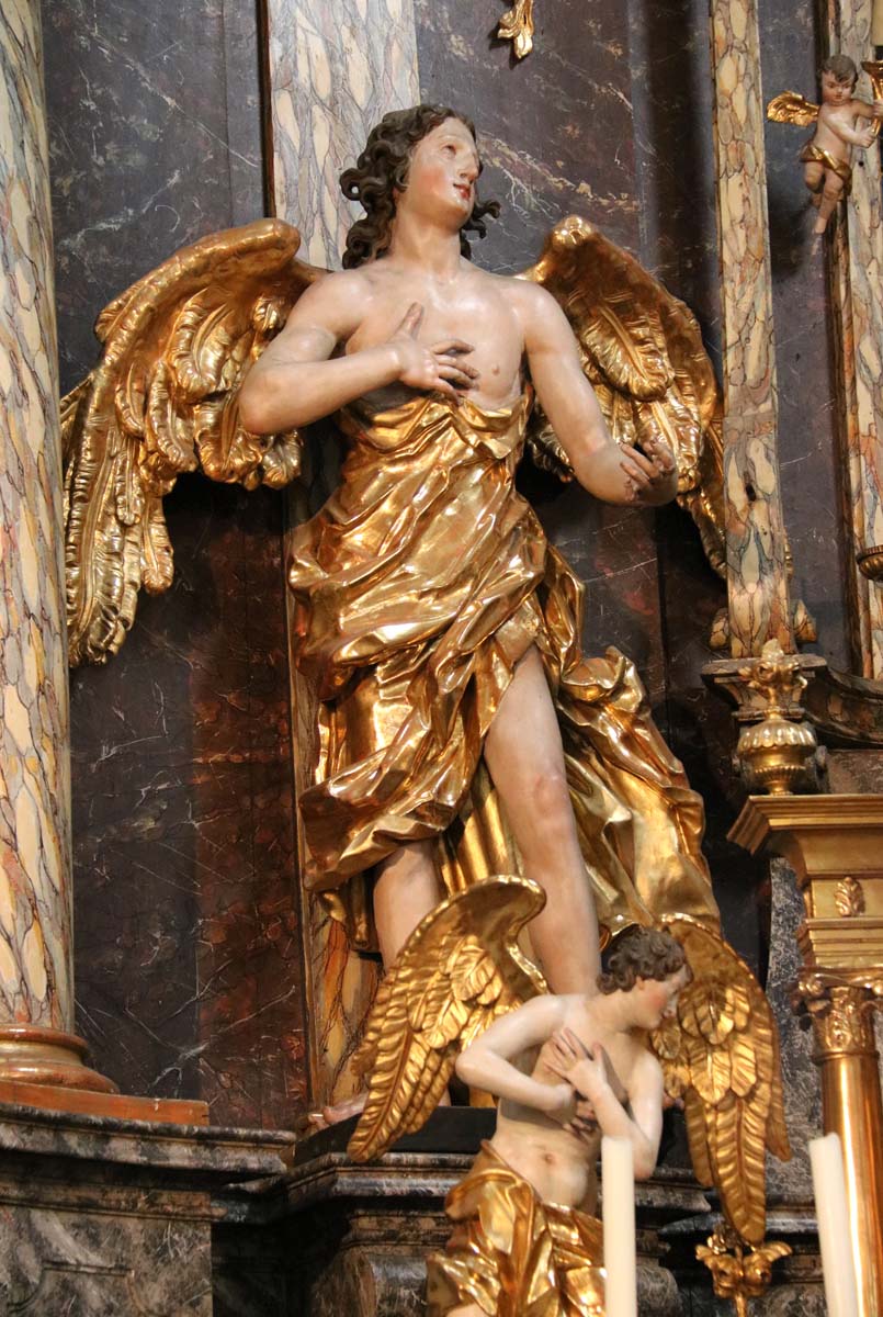 Ehrenhausen, high altar, left angel in devotion (photo by Julia Strobl, 2018)