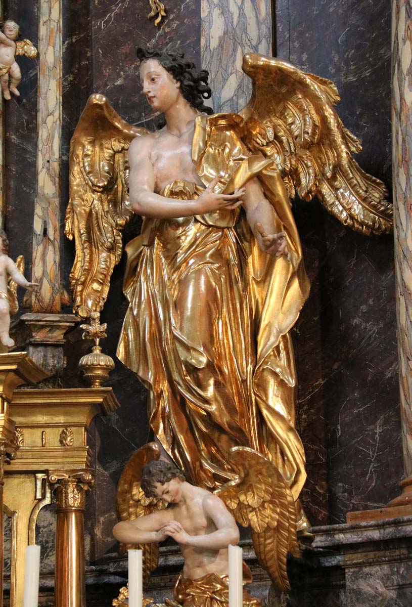 Ehrenhausen, high altar, right angel in devotion (photo by Julia Strobl, 2018)