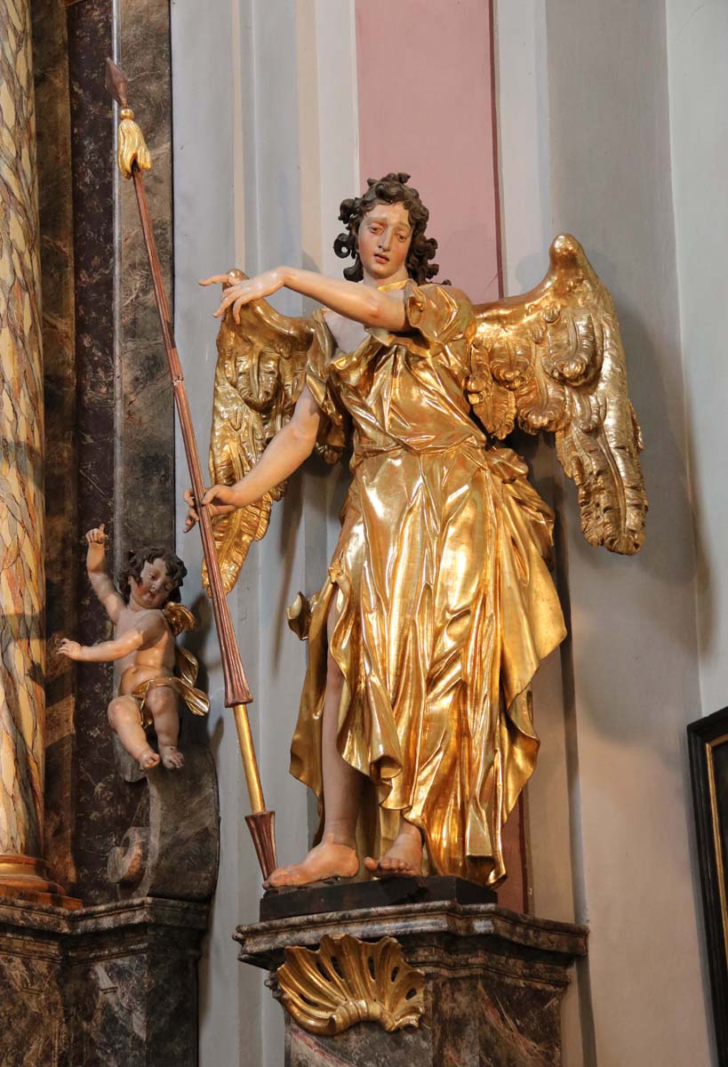 Ehrenhausen, high altar, right angel with the lance (photo by Julia Strobl, 2018)