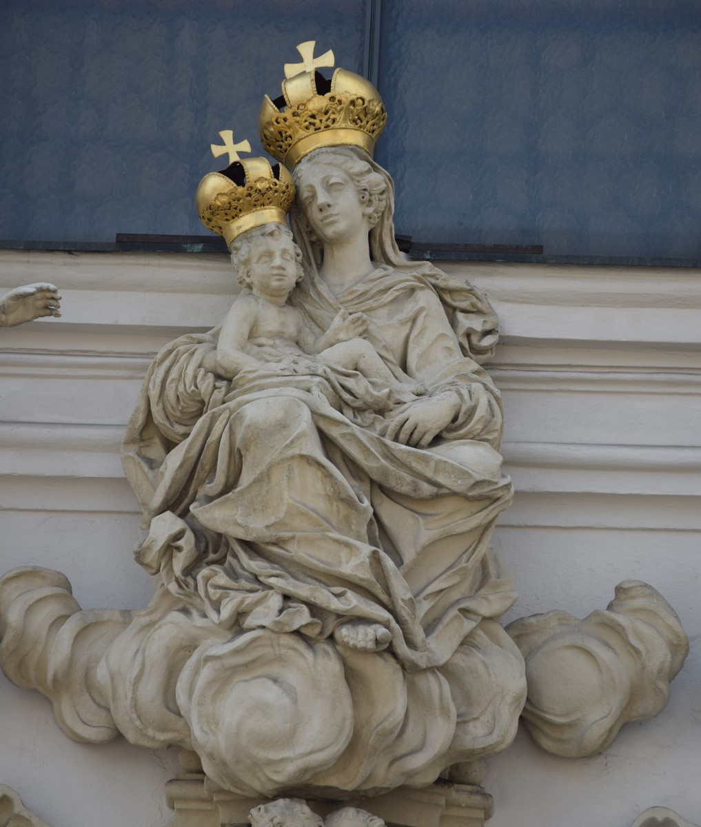 The statue of Madonna with Child, Detail, Mariahilf (photo by Christina Pichler, 2018)