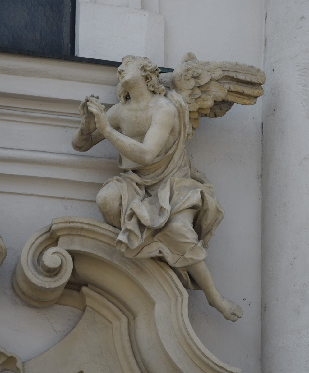 The statue of an adoring angel (right) above the main portal, Mariahilf (photo by Christina Pichler, 2018)