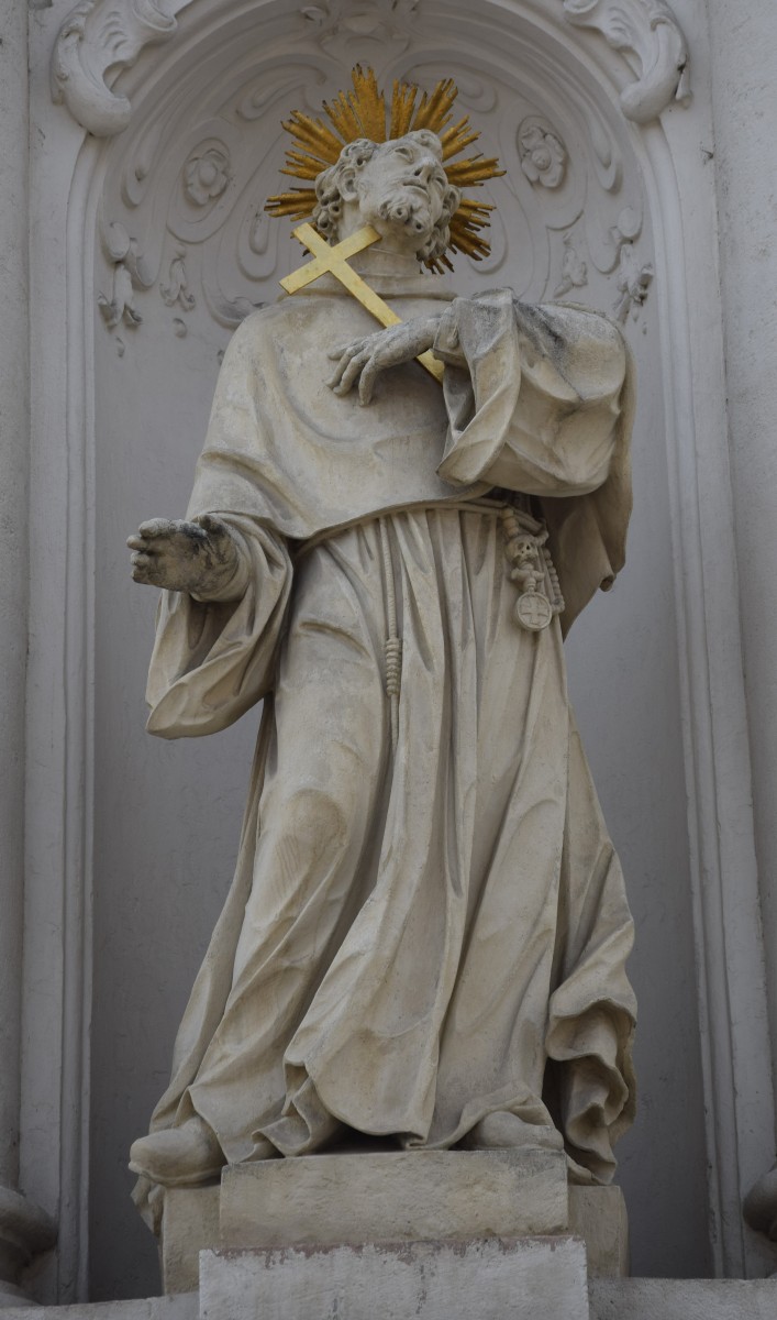 The statue of St Francis in a niche, flanking the main portal, Mariahilf (photo by Christina Pichler, 2018)