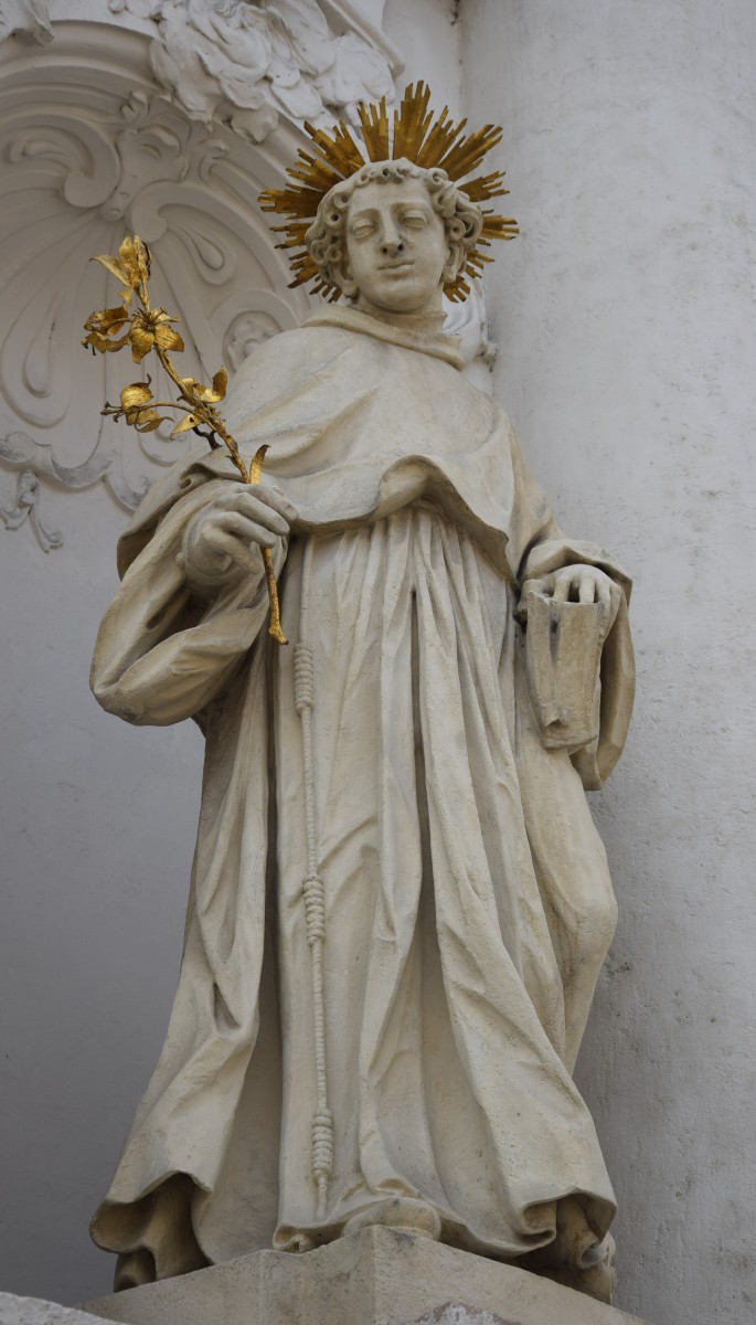 The statue of St Anthony in a niche, flanking the main portal, Mariahilf (photo by Christina Pichler, 2018)