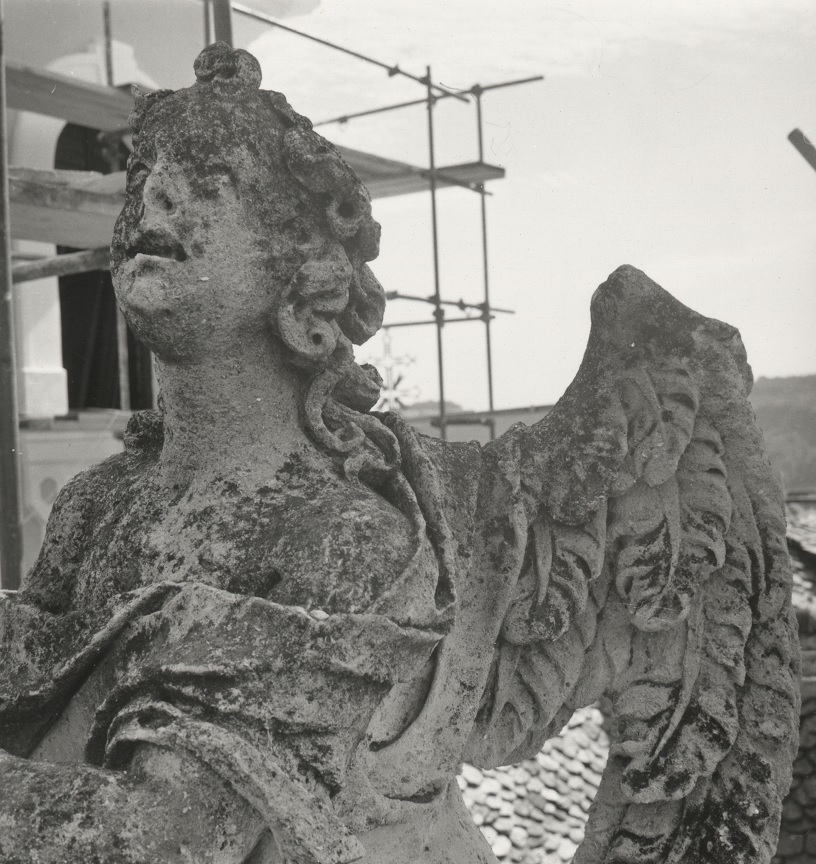 The sculpture of angel from the right side of the façade (source of the photo: Regional Archive Maribor; photo by Bogdan Badovinac, 1990)