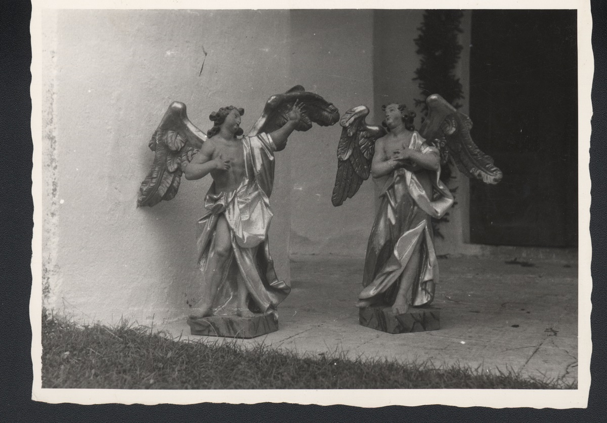 Two sculptures of angels in Kočno ob Ložnici, old photograph (source of the photo: Regional Archive Maribor)