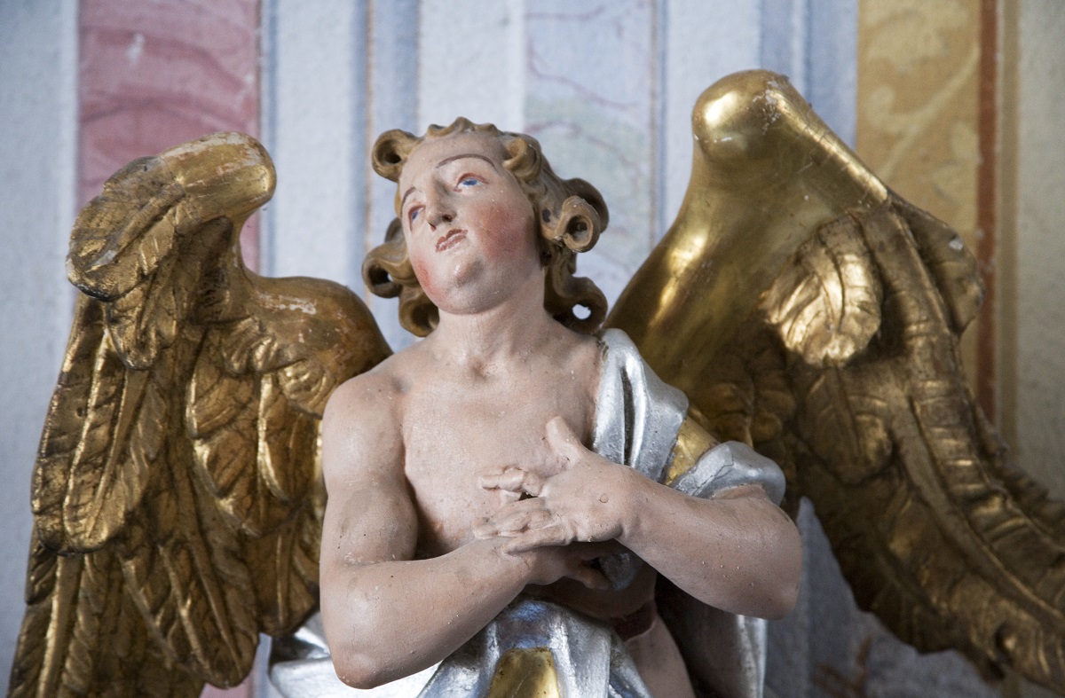 The sculpture of angel in Kočno ob Ložnici, detail (Institute for the Protection of Cultural Heritage of Slovenia, photo by Valentin Benedik, 2018)