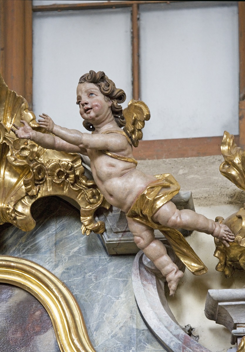 The sculpture of putto from the upper part of the altar (Institute for the Protection of Cultural Heritage of Slovenia, photo by Valentin Benedik, 2018)