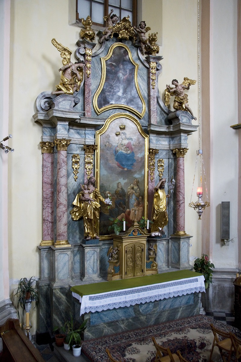 The left side altar in the Succursal Church of Virgin Mary (Institute for the Protection of Cultural Heritage of Slovenia, photo by Valentin Benedik, 2018)