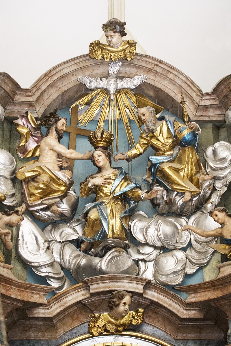 The sculpture of the coronation of Virgin Mary (Institute for the Protection of Cultural Heritage of Slovenia, photo by Valentin Benedik, 2018)