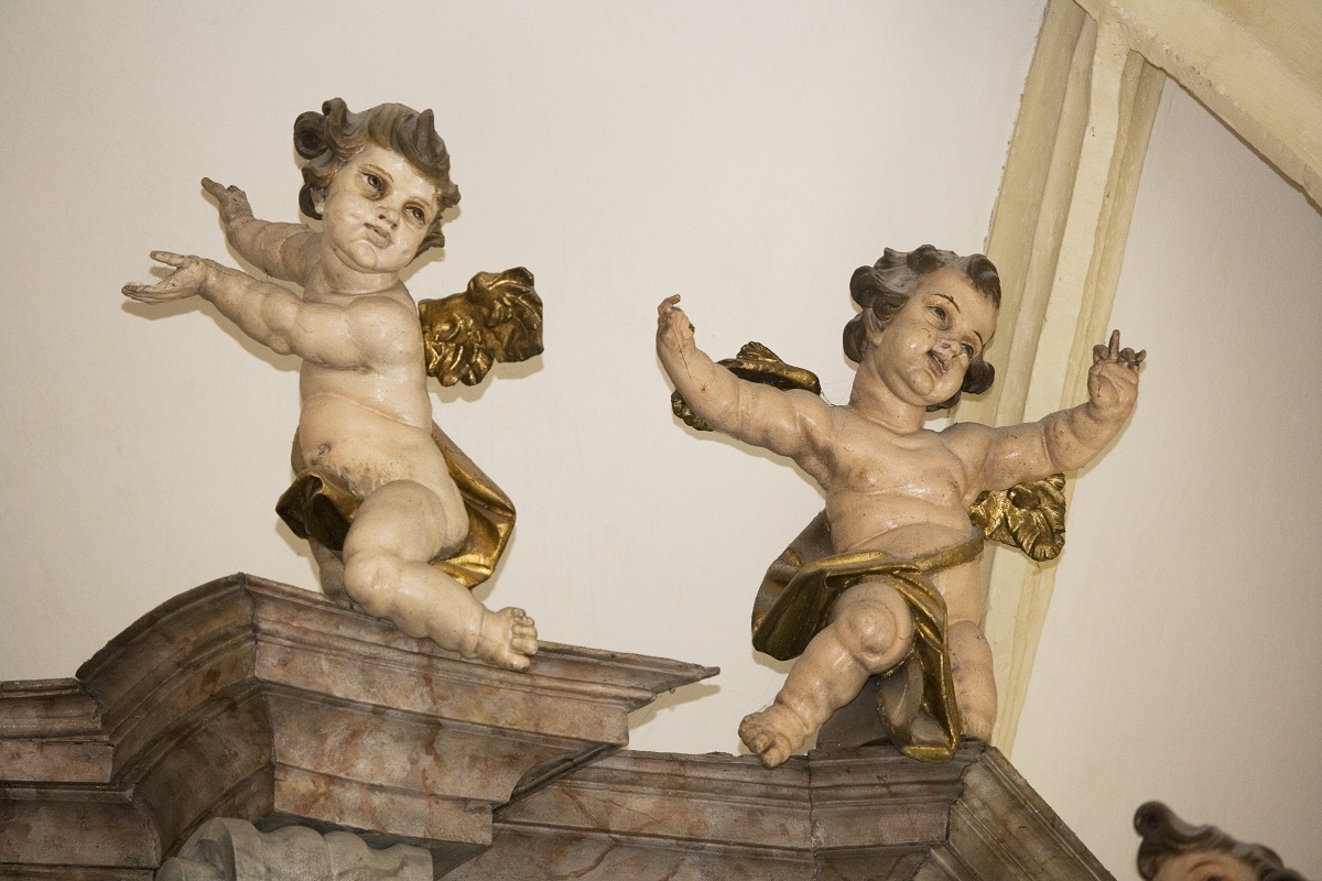The sculptures of putti (Institute for the Protection of Cultural Heritage of Slovenia, photo by Valentin Benedik, 2018)
