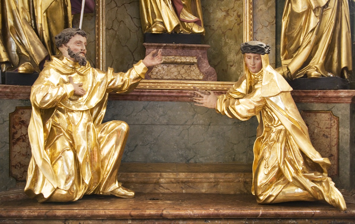 The sculptures of kneeling St Dominic and St Clare (Institute for the Protection of Cultural Heritage of Slovenia, photo by Valentin Benedik, 2018)