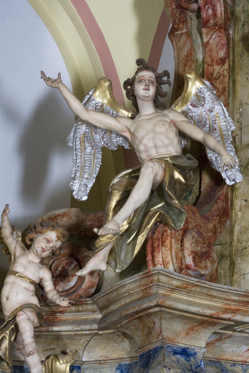 The sculpture of angel from the upper part of the altar (Institute for the Protection of Cultural Heritage of Slovenia, photo by Valentin Benedik, 2018)