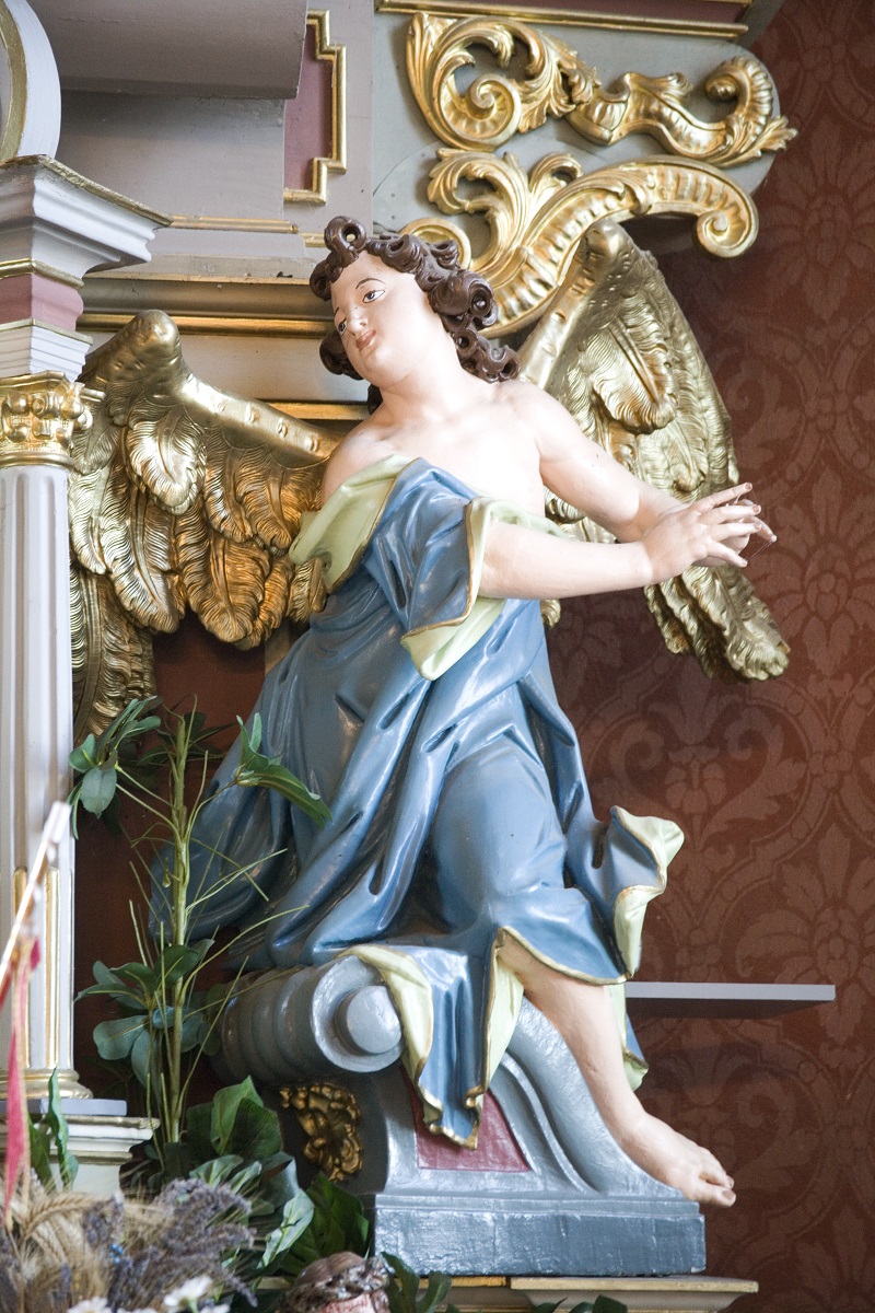 The sculpture of the right angel from the tabernacle in Sveta Ema (Institute for the Protection of Cultural Heritage of Slovenia, photo by Valentin Benedik, 2018)